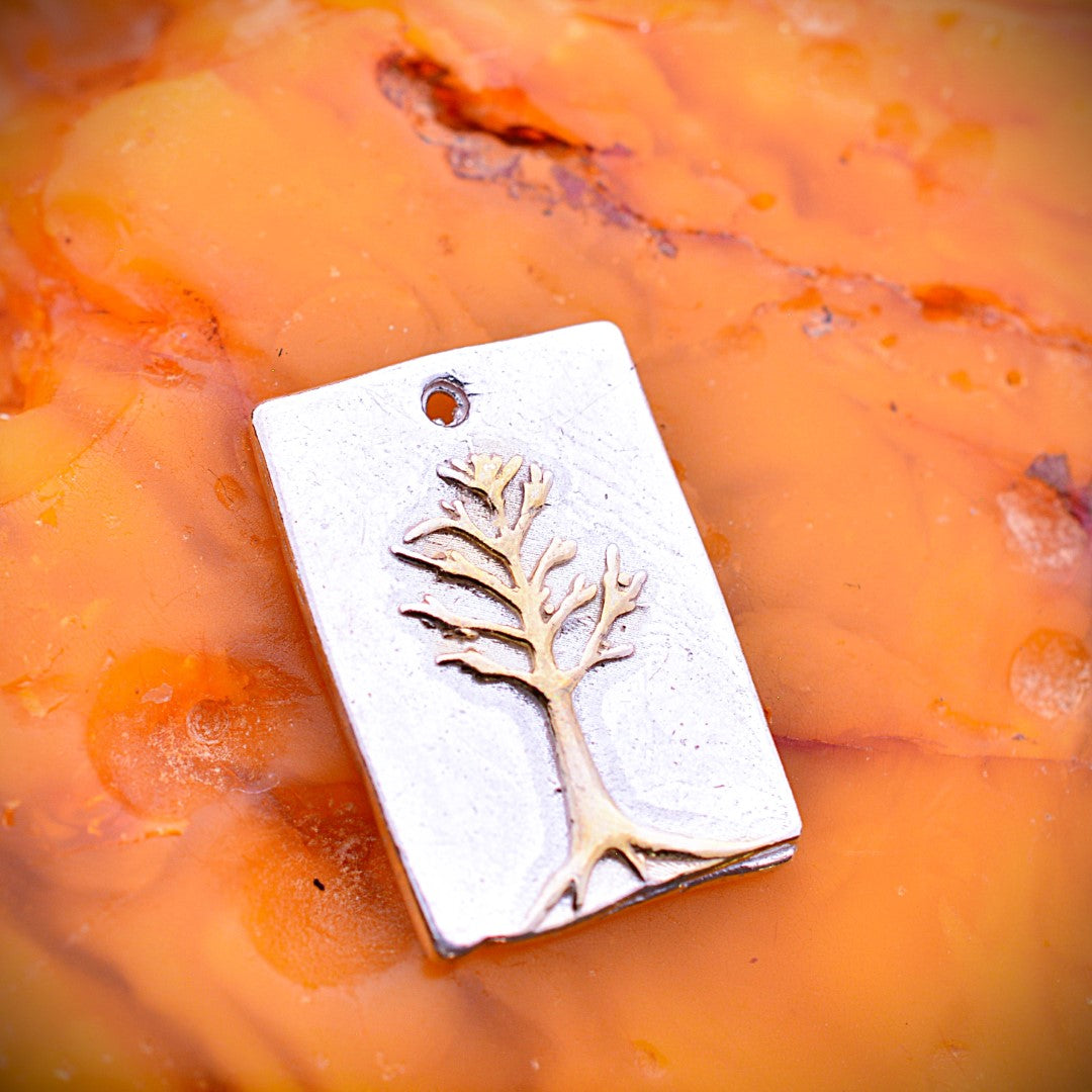 Сребърен медальон 925 „Дърво на живота“ със златни акценти – талисман за семейна връзка, закрила и хармония | Арт Дива – бохо рустик скулптурно бижу