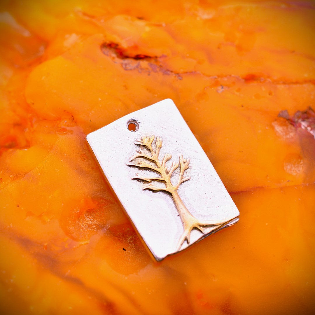 Сребърен медальон 925 „Дърво на живота“ със златни акценти – талисман за семейна връзка, закрила и хармония | Арт Дива – бохо рустик скулптурно бижу