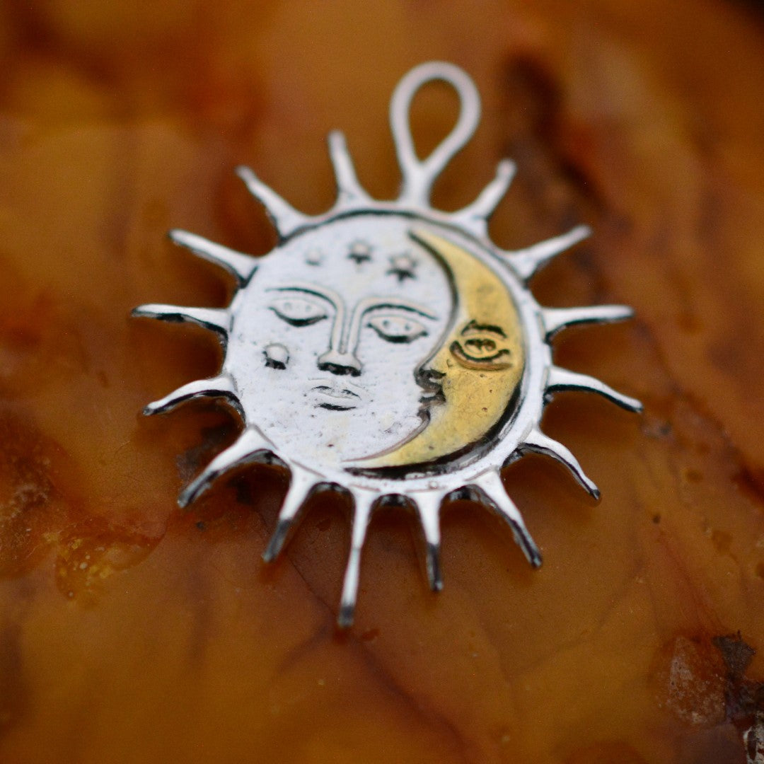 Сребърен медальон 925 „Ден и Нощ“ със златни акценти – слънце и луна | Бохо скулптурно бижу | Арт Дива