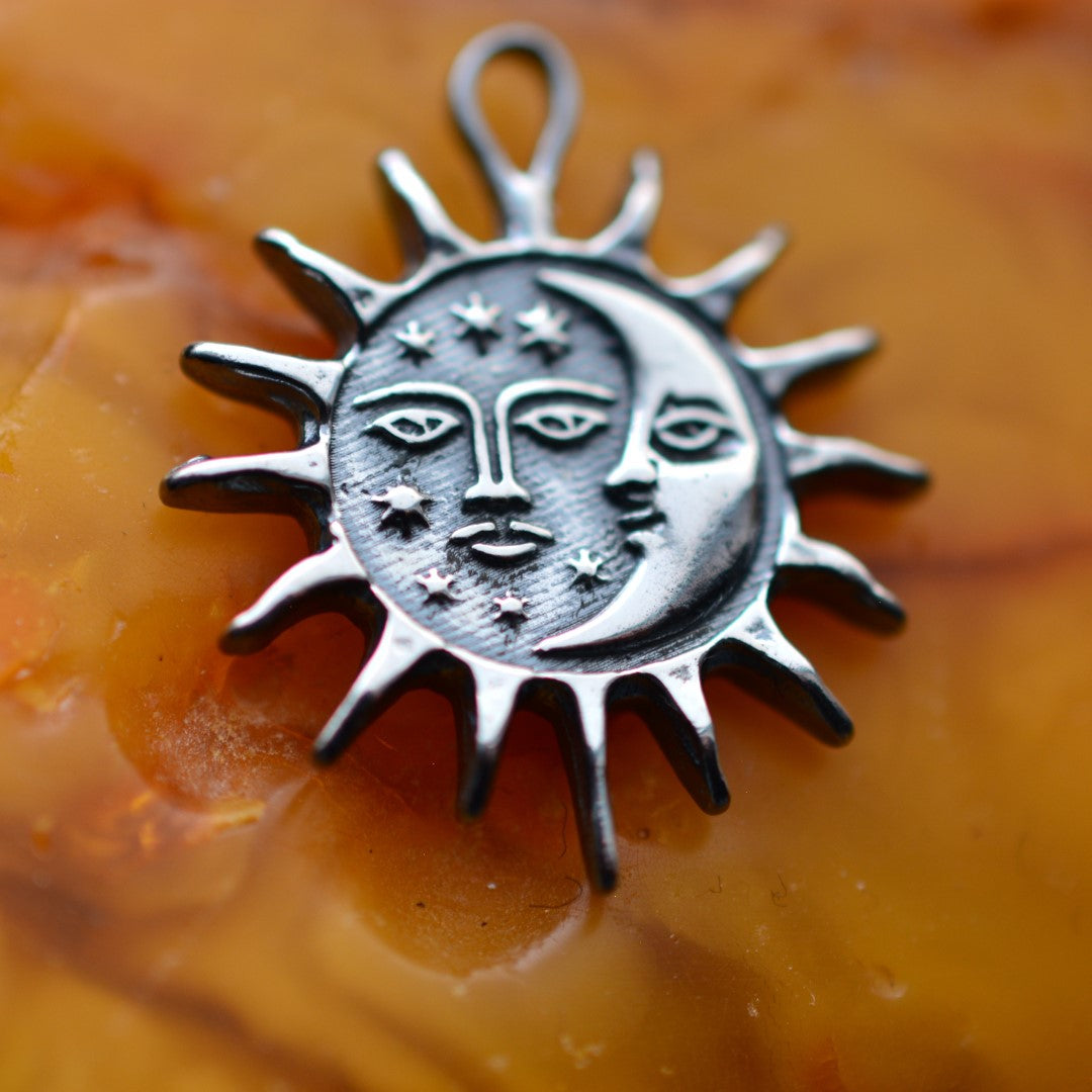 Сребърен медальон 925 „Ден и Нощ“ – слънце и луна | Бохо рустик скулптурно бижу | Арт Дива