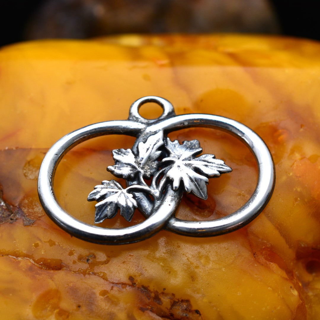 Сребърен медальон 925 „Две халки с лозови листа“ | Талисман за връзка и растеж | Бохо рустик скулптурно бижу, ръчна изработка | Арт Дива