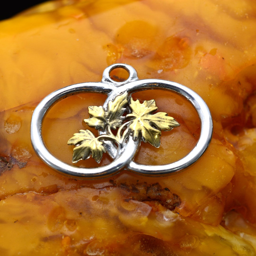 Сребърен медальон 925 „Две халки с лозови листа“ със златни акценти | Талисман за връзка и растеж | Бохо рустик скулптурно бижу, ръчна изработка | Арт Дива