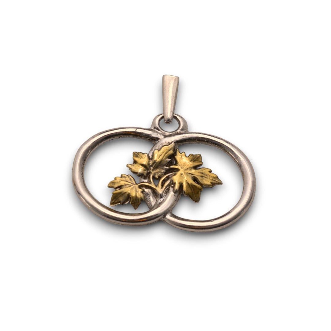 Сребърен медальон 925 „Две халки с лозови листа“ със златни акценти | Талисман за връзка и растеж | Бохо рустик скулптурно бижу, ръчна изработка | Арт Дива
