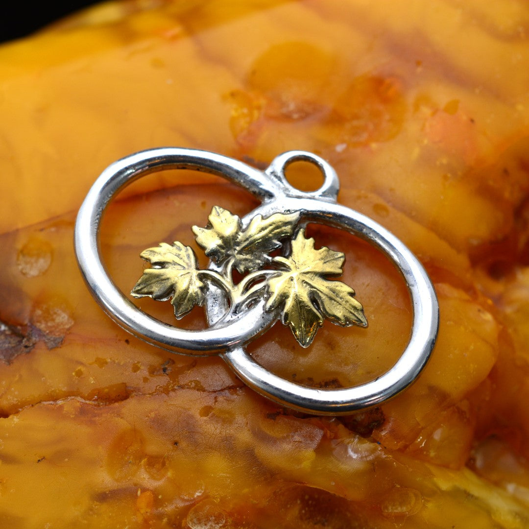 Сребърен медальон 925 „Две халки с лозови листа“ със златни акценти | Талисман за връзка и растеж | Бохо рустик скулптурно бижу, ръчна изработка | Арт Дива