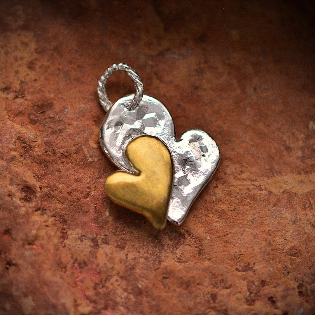 Сребърен медальон 925 „Двойно сърце“ със златни акценти | Бохо скулптурно бижу | Арт Дива