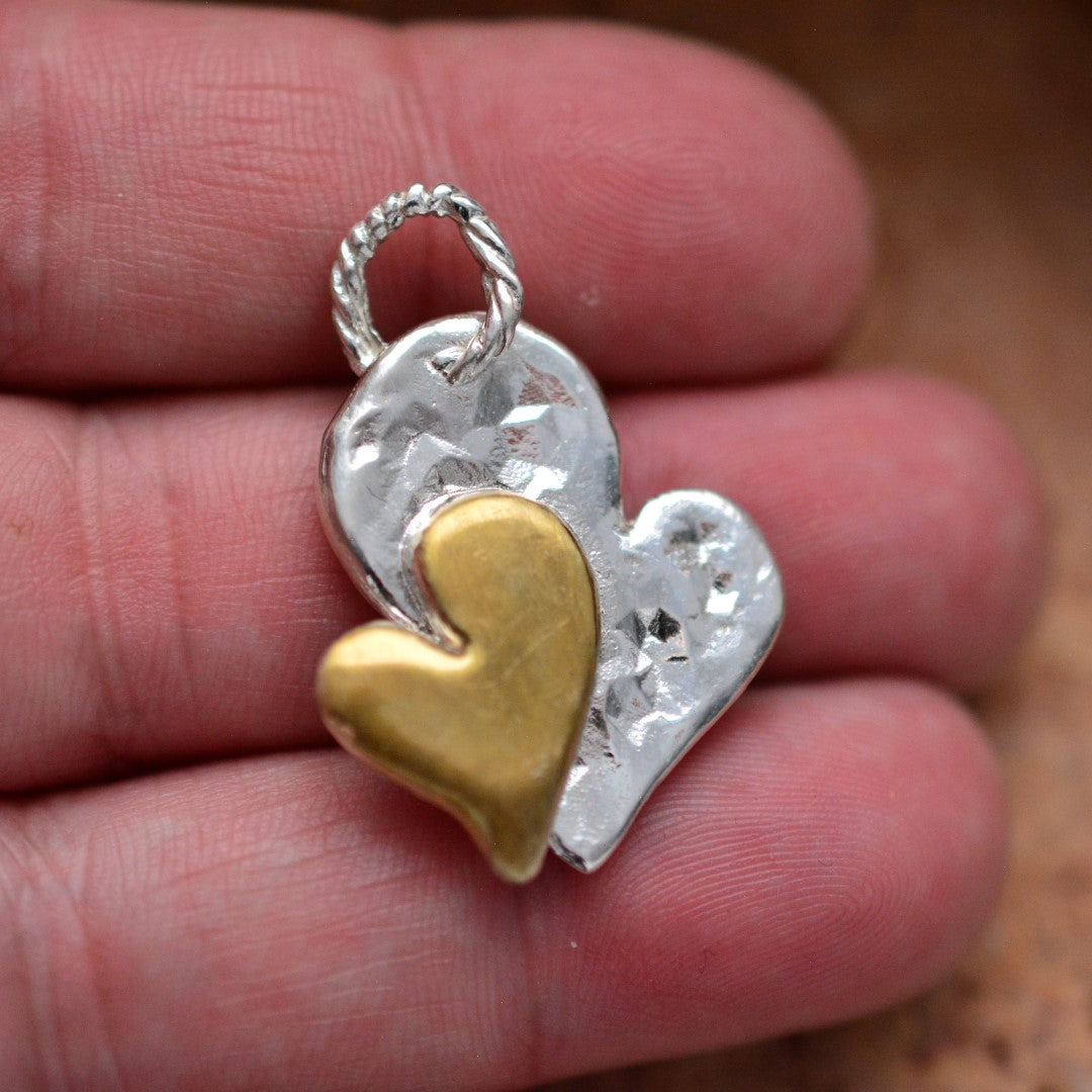 Сребърен медальон 925 „Двойно сърце“ със златни акценти | Бохо скулптурно бижу | Арт Дива