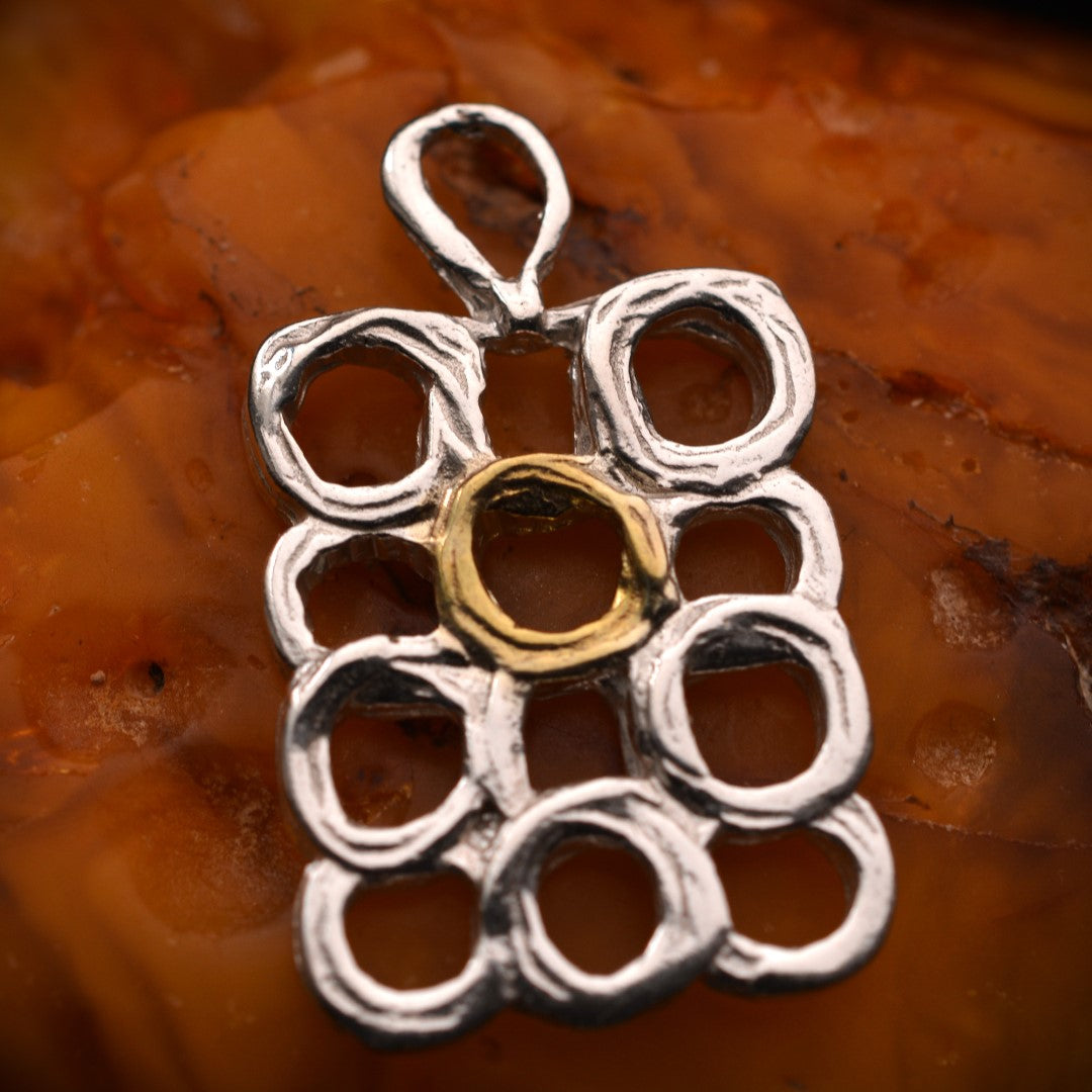 Сребърен медальон 925 „Геометрични кръгове“ – талисман на хармонията, движението и творческата свобода | Бохо – рустик – скулптурно бижу | Арт Дива