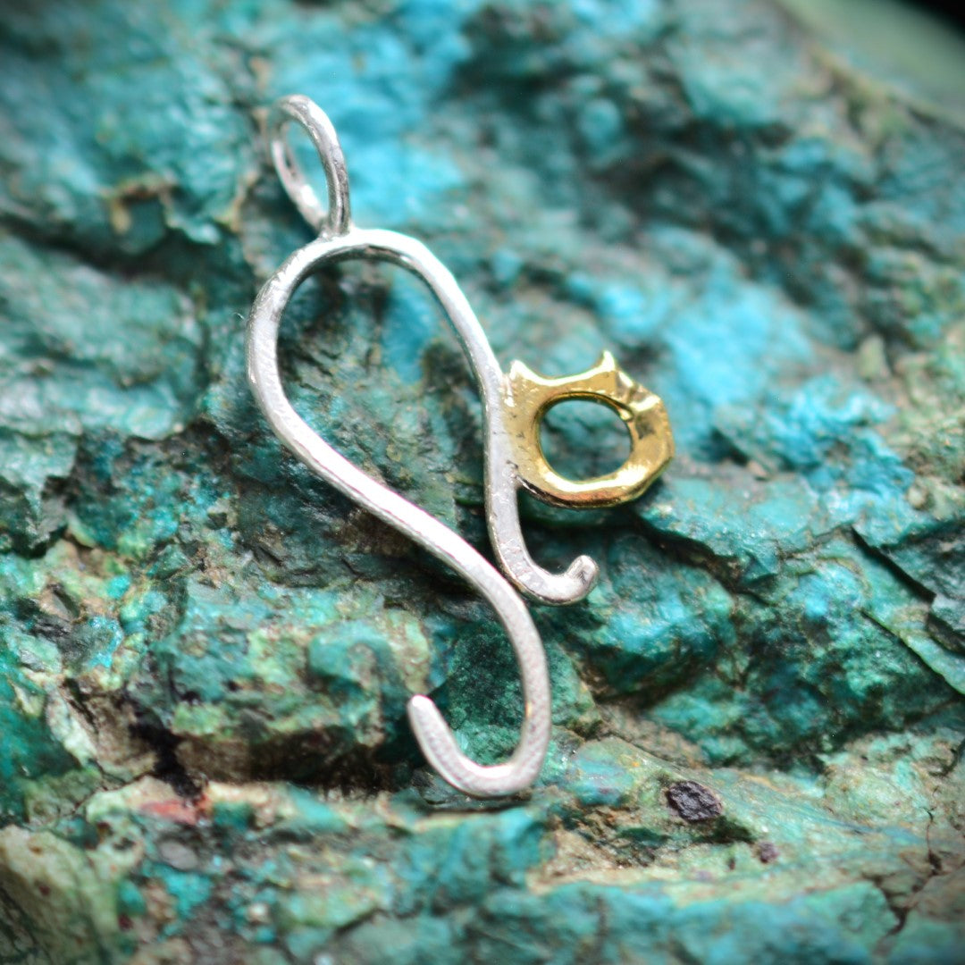 Сребърен медальон 925 „Коте“ със златен акцент | Фин талисман за нежност и защита | Бохо скулптурно бижу | Арт Дива