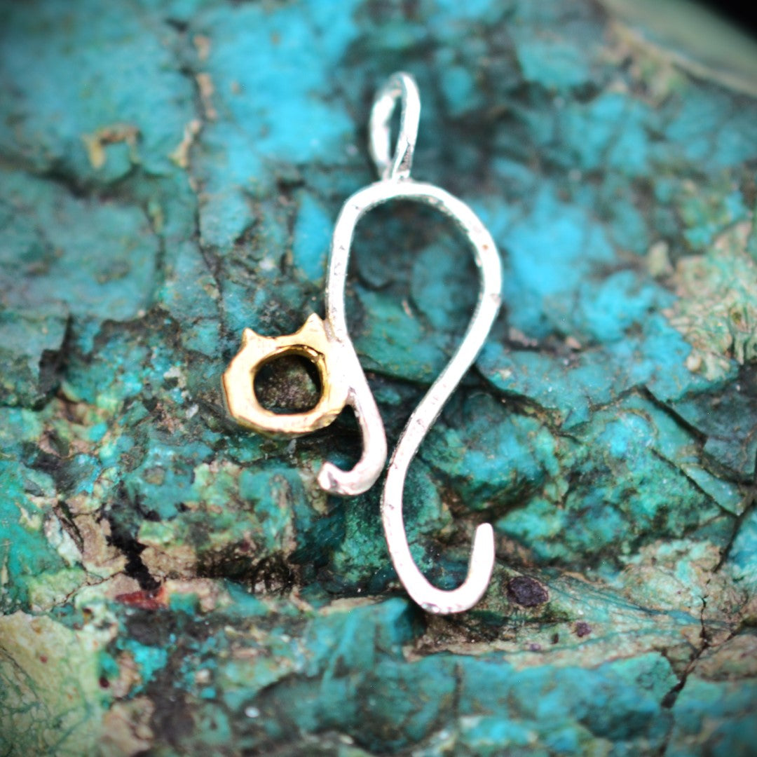 Сребърен медальон 925 „Коте“ със златен акцент | Фин талисман за нежност и защита | Бохо скулптурно бижу | Арт Дива