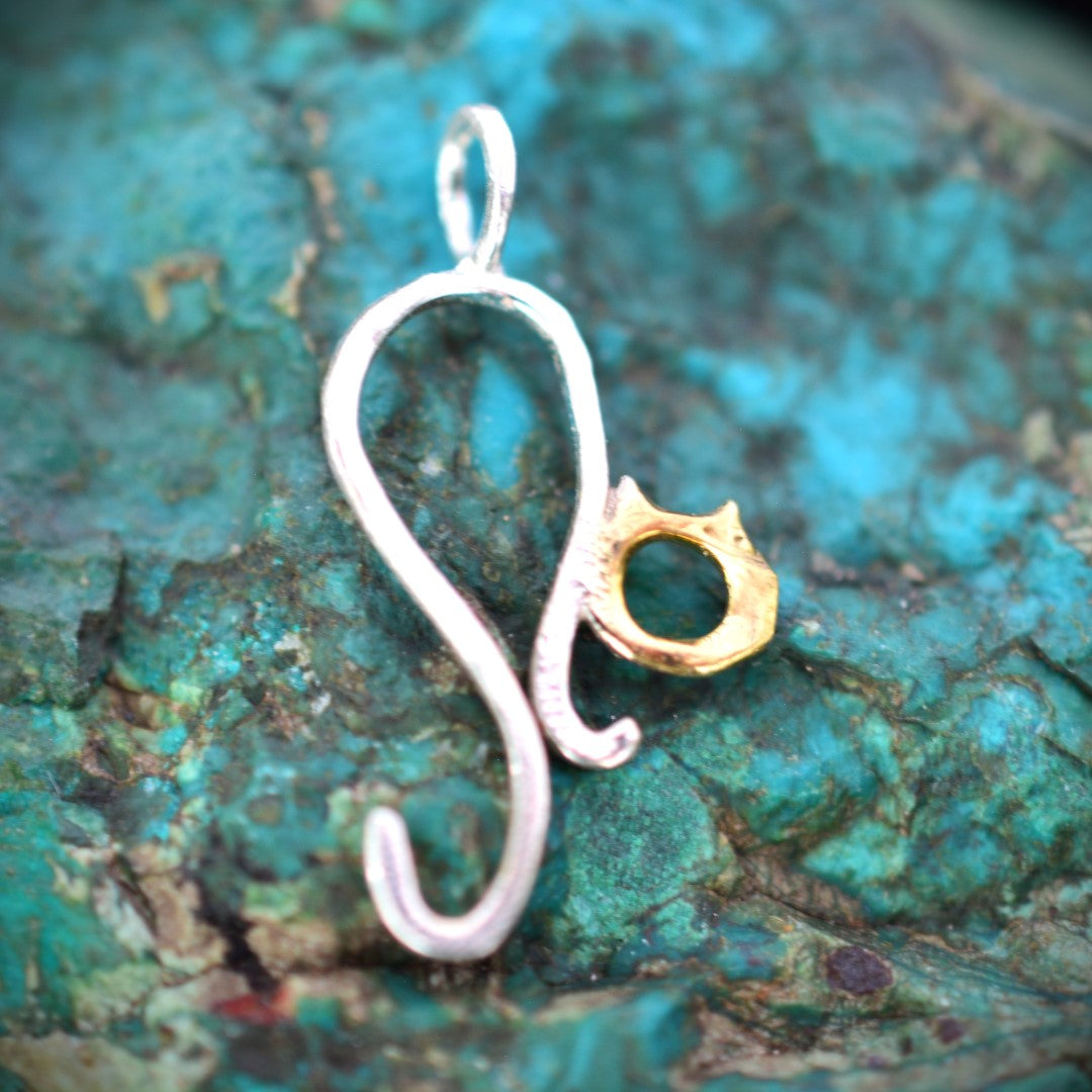 Сребърен медальон 925 „Коте“ със златен акцент | Фин талисман за нежност и защита | Бохо скулптурно бижу | Арт Дива