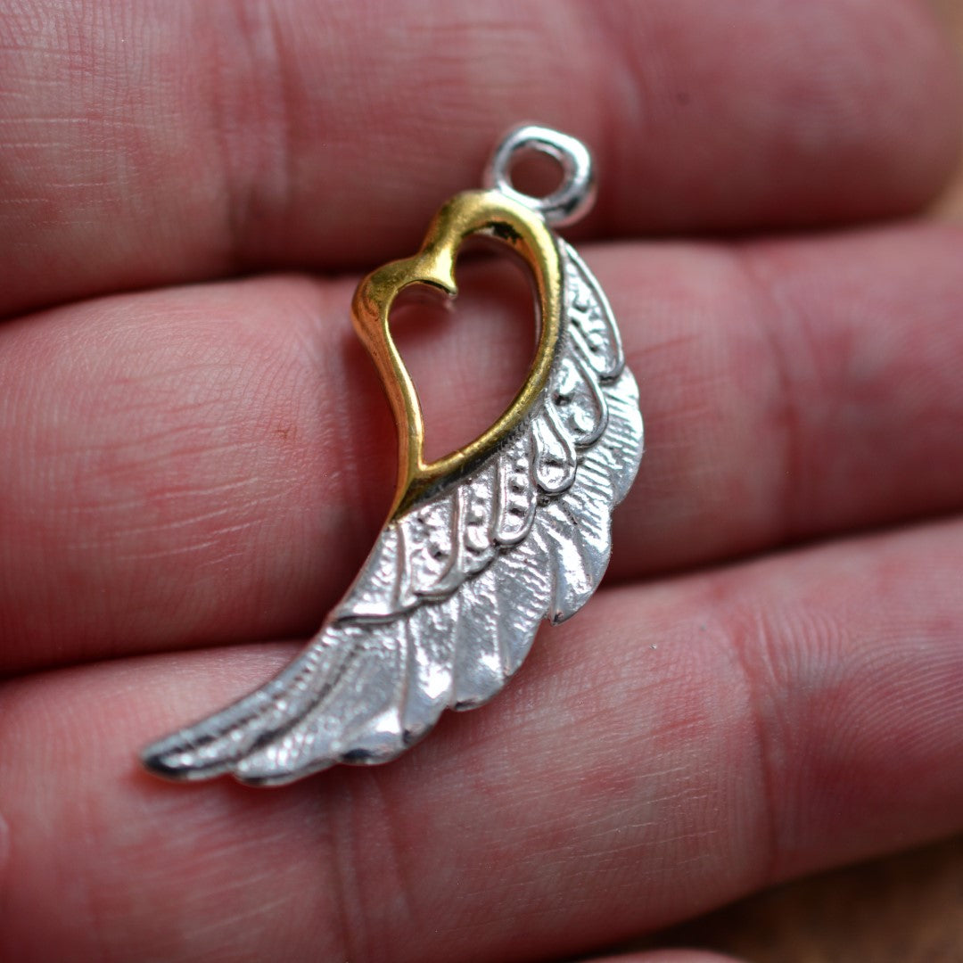 Сребърен медальон 925 „Крило със сърце“ със златни акценти | Талисман за любов и закрила | Бохо скулптурно бижу | Арт Дива