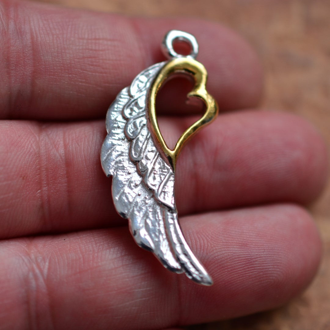 Сребърен медальон 925 „Крило със сърце“ със златни акценти | Талисман за любов и закрила | Бохо скулптурно бижу | Арт Дива
