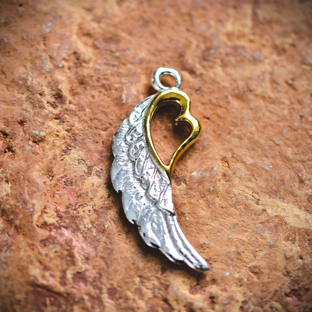 Сребърен медальон 925 „Крило със сърце“ със златни акценти | Талисман за любов и закрила | Бохо скулптурно бижу | Арт Дива