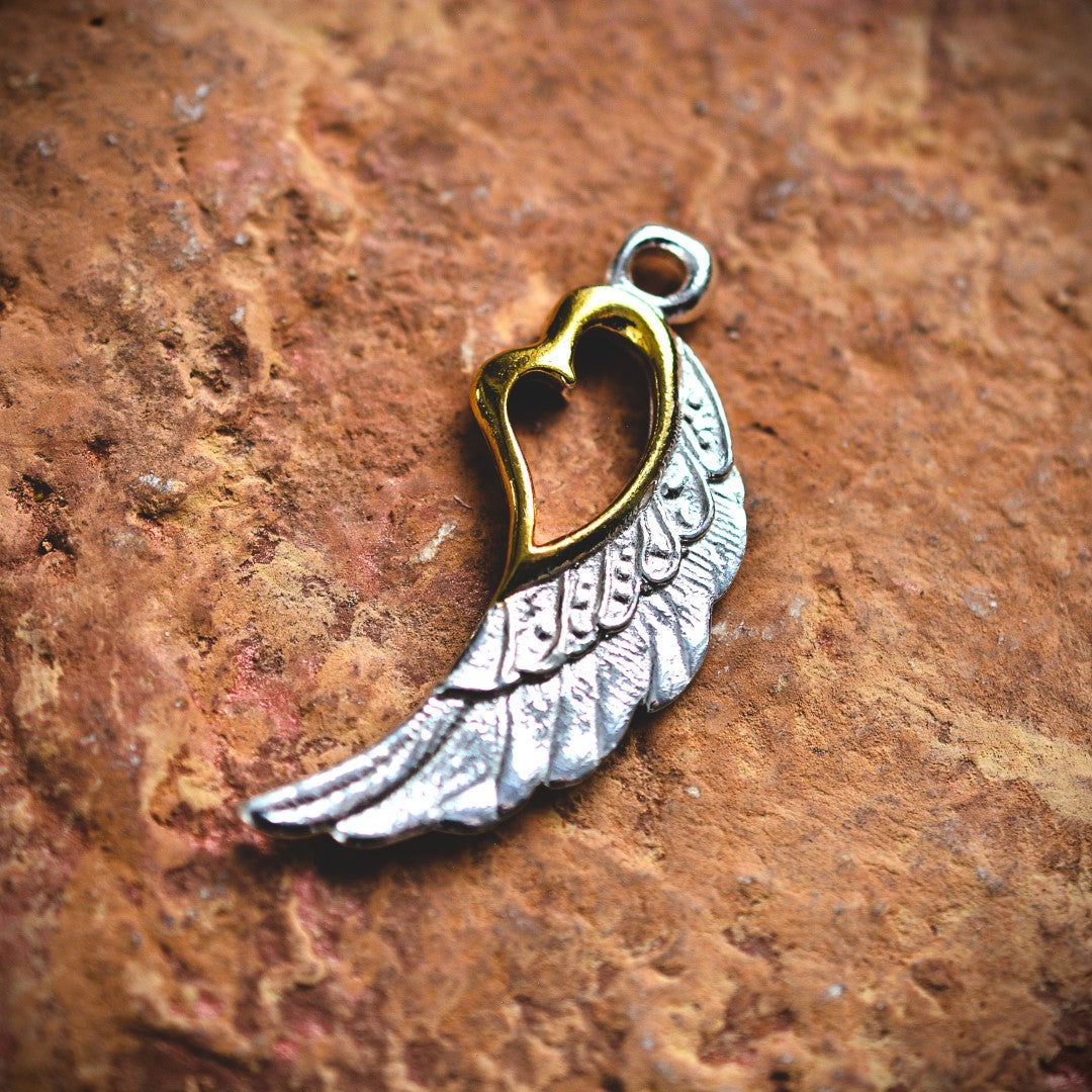 Сребърен медальон 925 „Крило със сърце“ със златни акценти | Талисман за любов и закрила | Бохо скулптурно бижу | Арт Дива