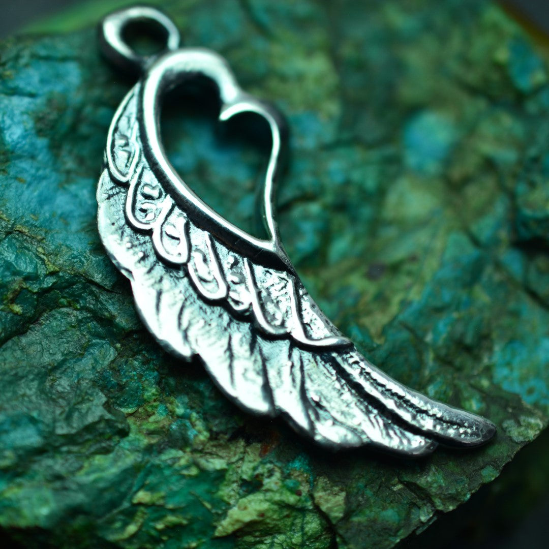 Сребърен медальон 925 „Крило със сърце“ – талисман за любов и закрила | Бохо рустик скулптурно бижу | Арт Дива