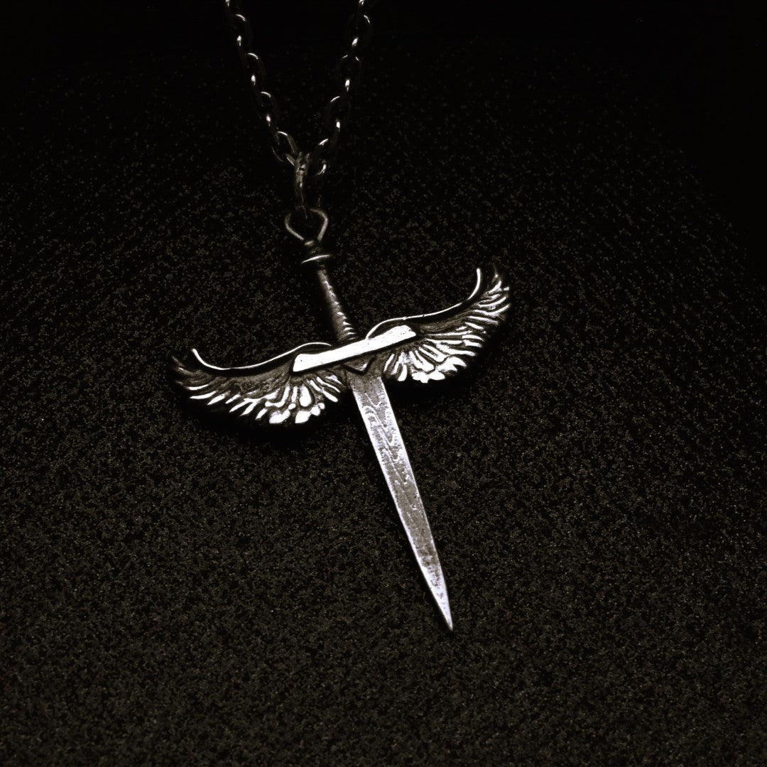 Сребърен медальон 925 „Меч с ангелски крила“  Талисман за сила и закрила  Бохо рустик скулптурно бижу, ръчна изработка  Арт Дива