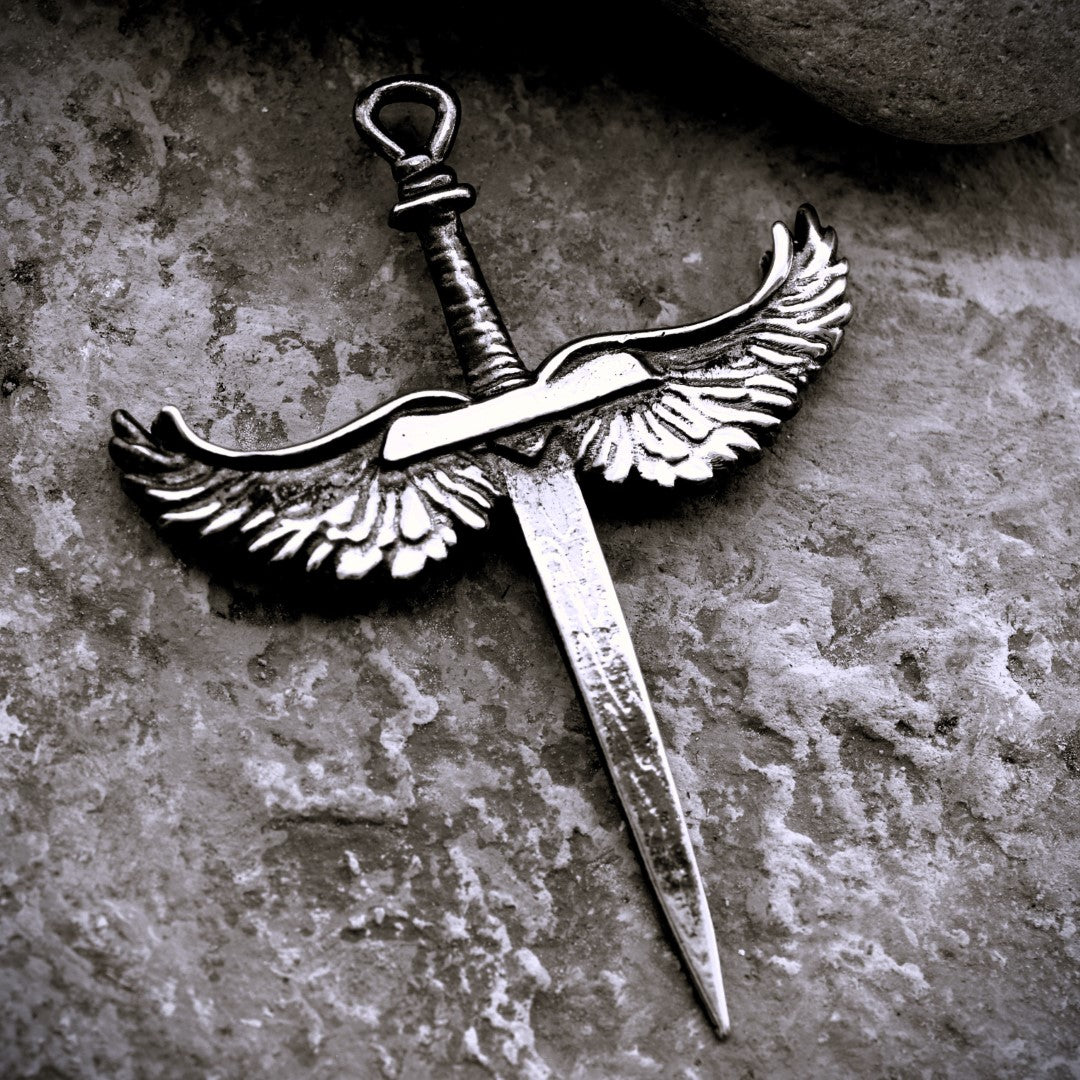 Сребърен медальон 925 „Меч с ангелски крила“  Талисман за сила и закрила  Бохо рустик скулптурно бижу, ръчна изработка  Арт Дива