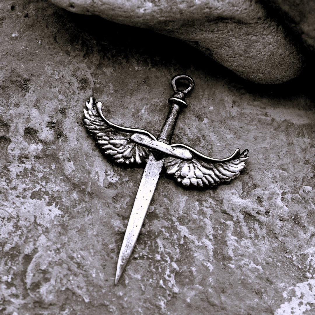 Сребърен медальон 925 „Меч с ангелски крила“  Талисман за сила и закрила  Бохо рустик скулптурно бижу, ръчна изработка  Арт Дива