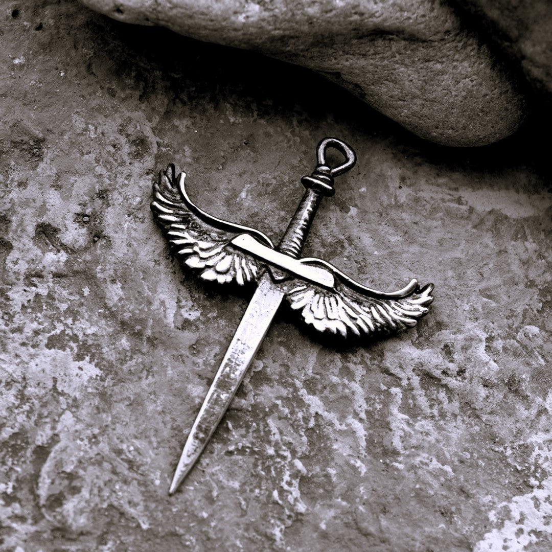 Сребърен медальон 925 „Меч с ангелски крила“  Талисман за сила и закрила  Бохо рустик скулптурно бижу, ръчна изработка  Арт Дива