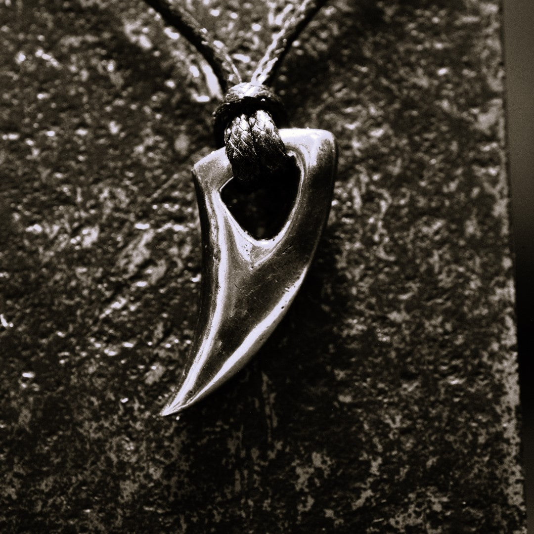 Сребърен медальон 925 „Нокът на Гризли“ | Мъжки талисман за сила и защита | Частично оксидирана висулка | ArtDiva