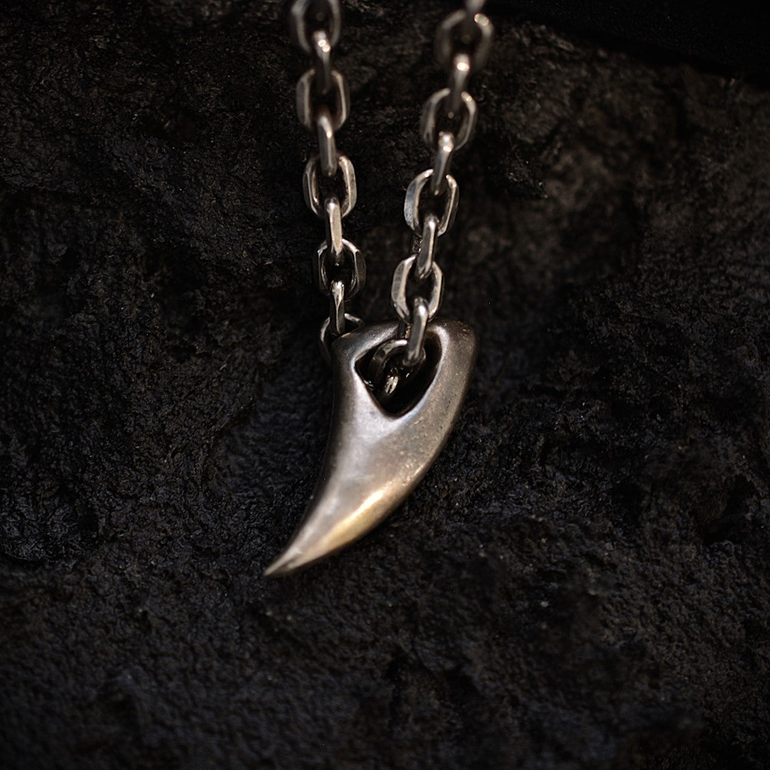 Сребърен медальон 925 „Нокът на Гризли“ | Мъжки талисман за сила и защита | Частично оксидирана висулка | ArtDiva