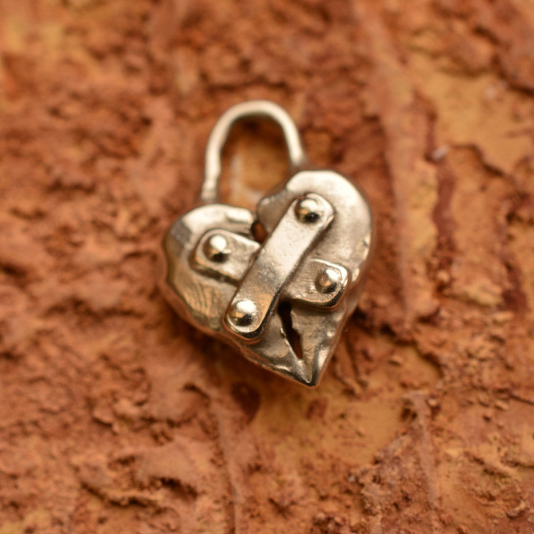 Сребърен медальон 925 „Реставрирано сърце“ | Амулет за надежда и ново начало | Ръчно изработен талисман от Art Diva | Бохо – Рустик – Скулптурно бижу