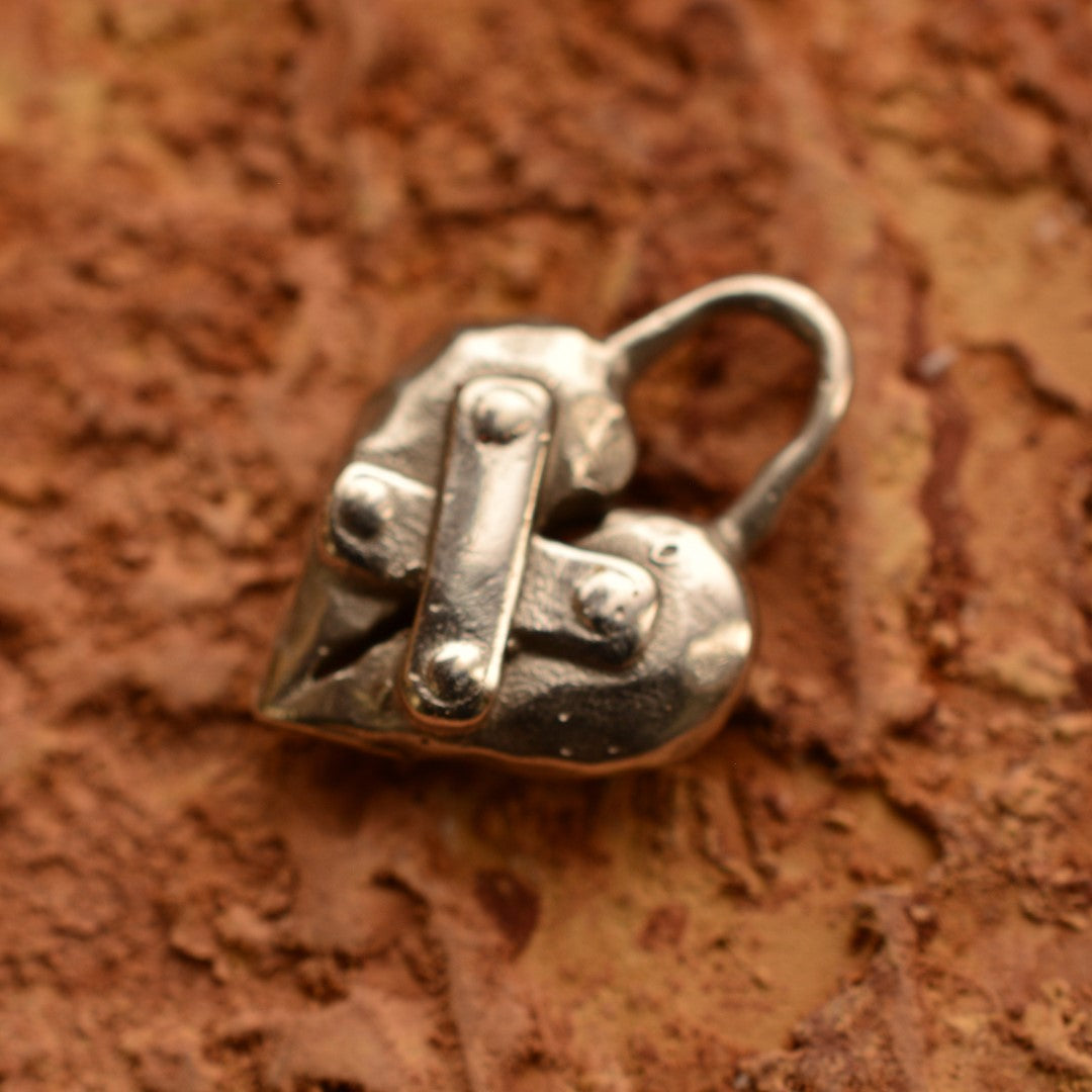 Сребърен медальон 925 „Реставрирано сърце“ | Амулет за надежда и ново начало | Ръчно изработен талисман от Art Diva | Бохо – Рустик – Скулптурно бижу