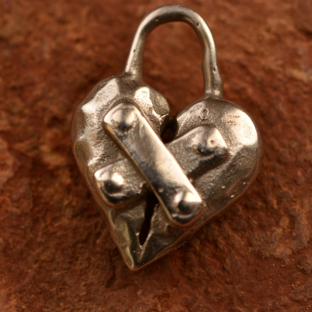Сребърен медальон 925 „Реставрирано сърце“ | Амулет за надежда и ново начало | Ръчно изработен талисман от Art Diva | Бохо – Рустик – Скулптурно бижу