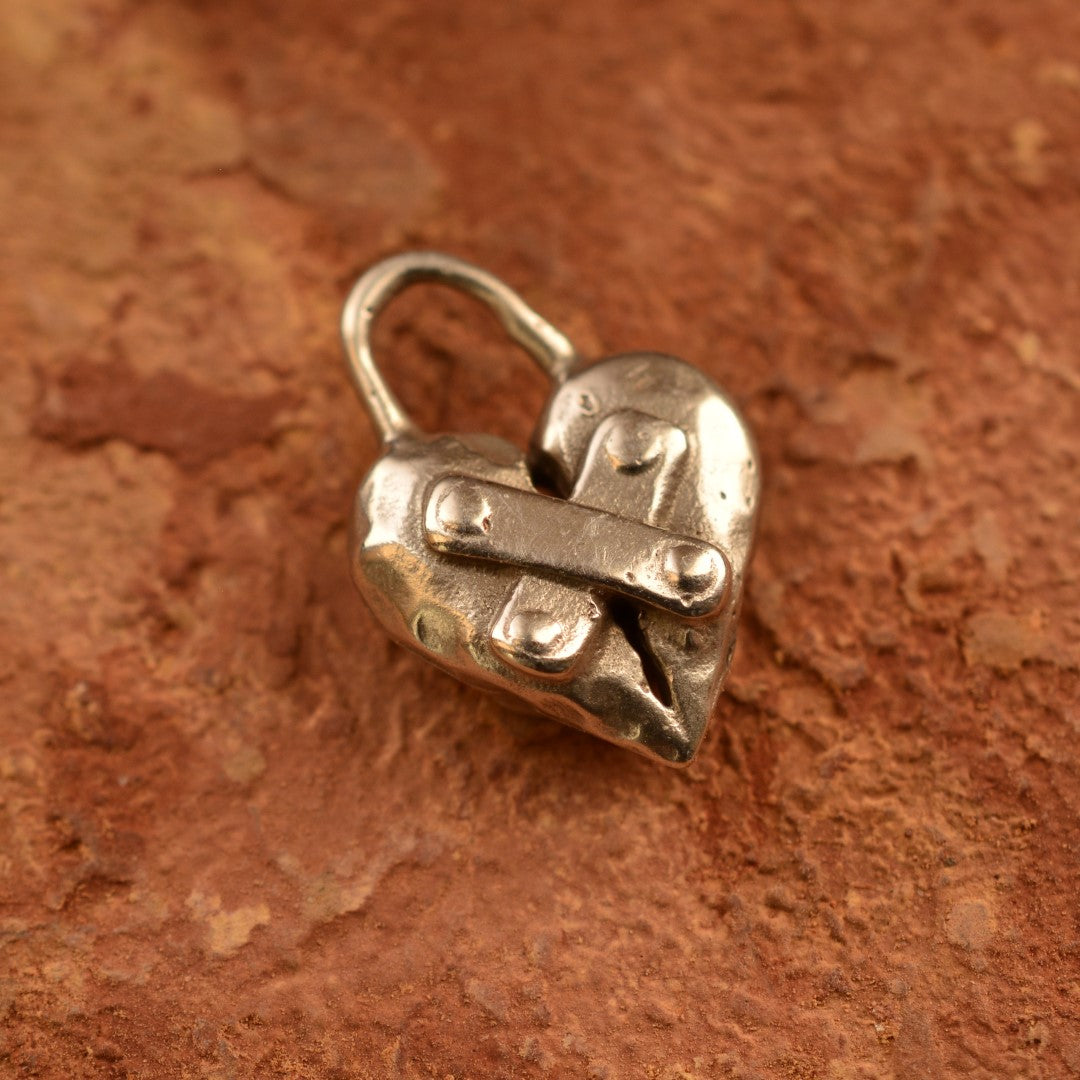 Сребърен медальон 925 „Реставрирано сърце“ | Амулет за надежда и ново начало | Ръчно изработен талисман от Art Diva | Бохо – Рустик – Скулптурно бижу