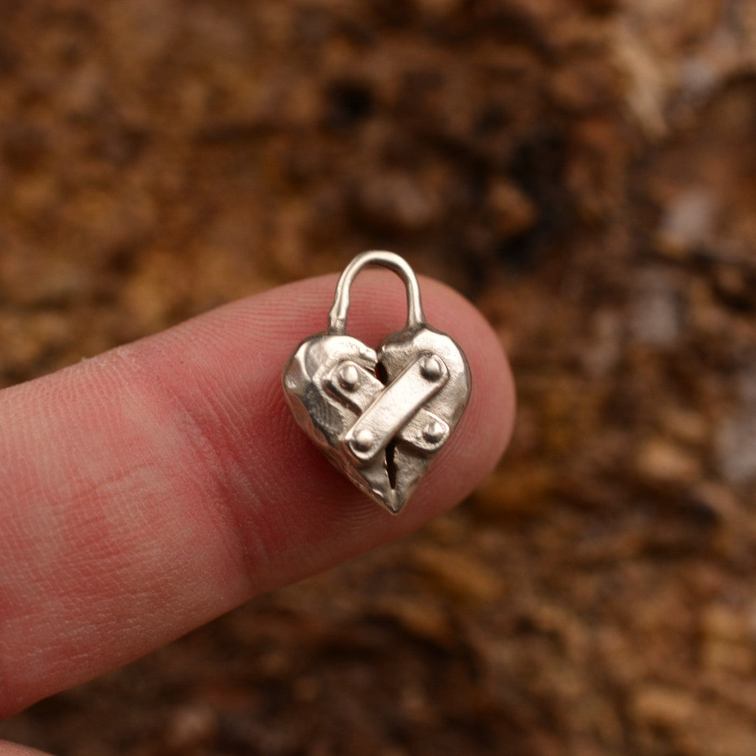 Сребърен медальон 925 „Реставрирано сърце“ | Амулет за надежда и ново начало | Ръчно изработен талисман от Art Diva | Бохо – Рустик – Скулптурно бижу