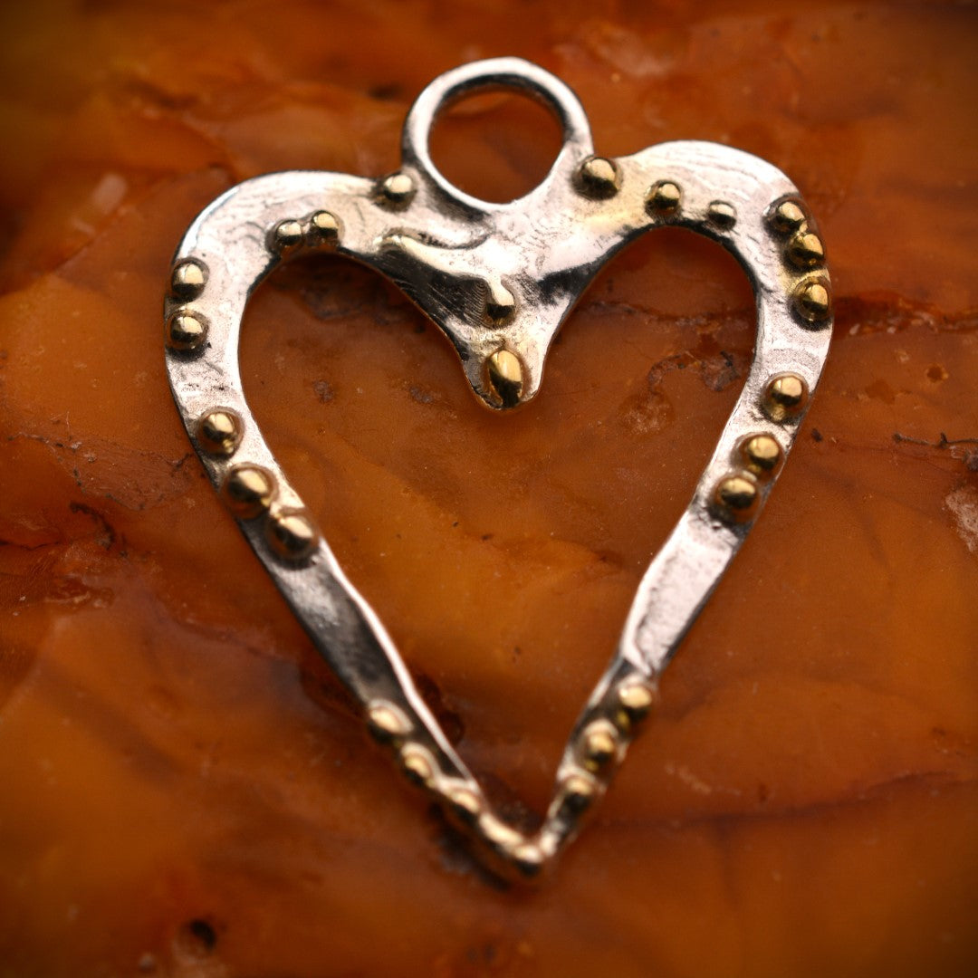 Сребърен медальон 925 „Сърце-дъх“ – талисман за нежност и чиста емоция | Ръчно полирано със златни акценти | Арт Дива