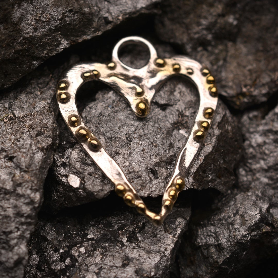 Сребърен медальон 925 „Сърце-дъх“ – талисман за нежност и чиста емоция | Ръчно полирано със златни акценти | Арт Дива