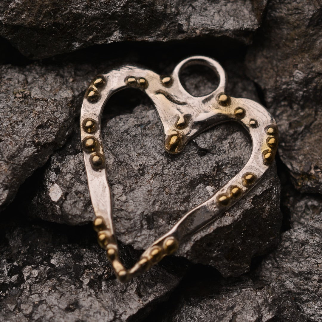 Сребърен медальон 925 „Сърце-дъх“ – талисман за нежност и чиста емоция | Ръчно полирано със златни акценти | Арт Дива