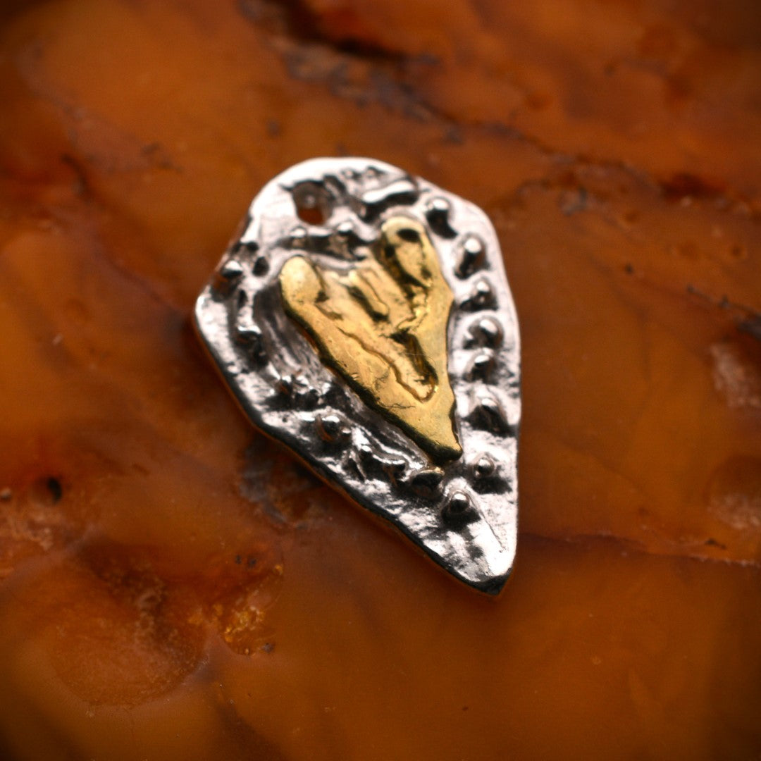 Сребърен медальон 925 „Сърце на обич“ със златни акценти – ръчно изработено бохо рустик бижу от Арт Дива.