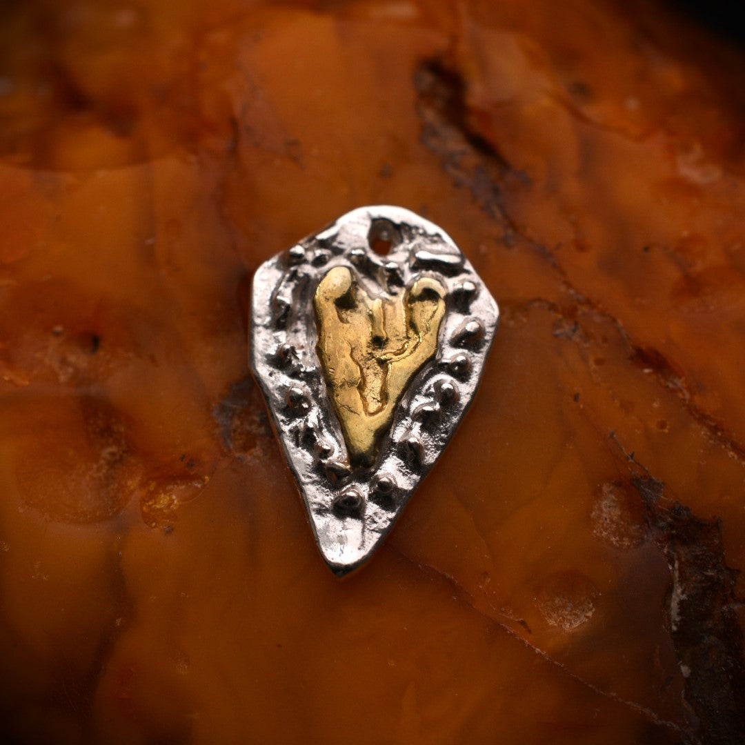 Сребърен медальон 925 „Сърце на обич“ – талисман за любов и нежност | Ръчна изработка бохо рустик скулптурно бижу | Art Diva