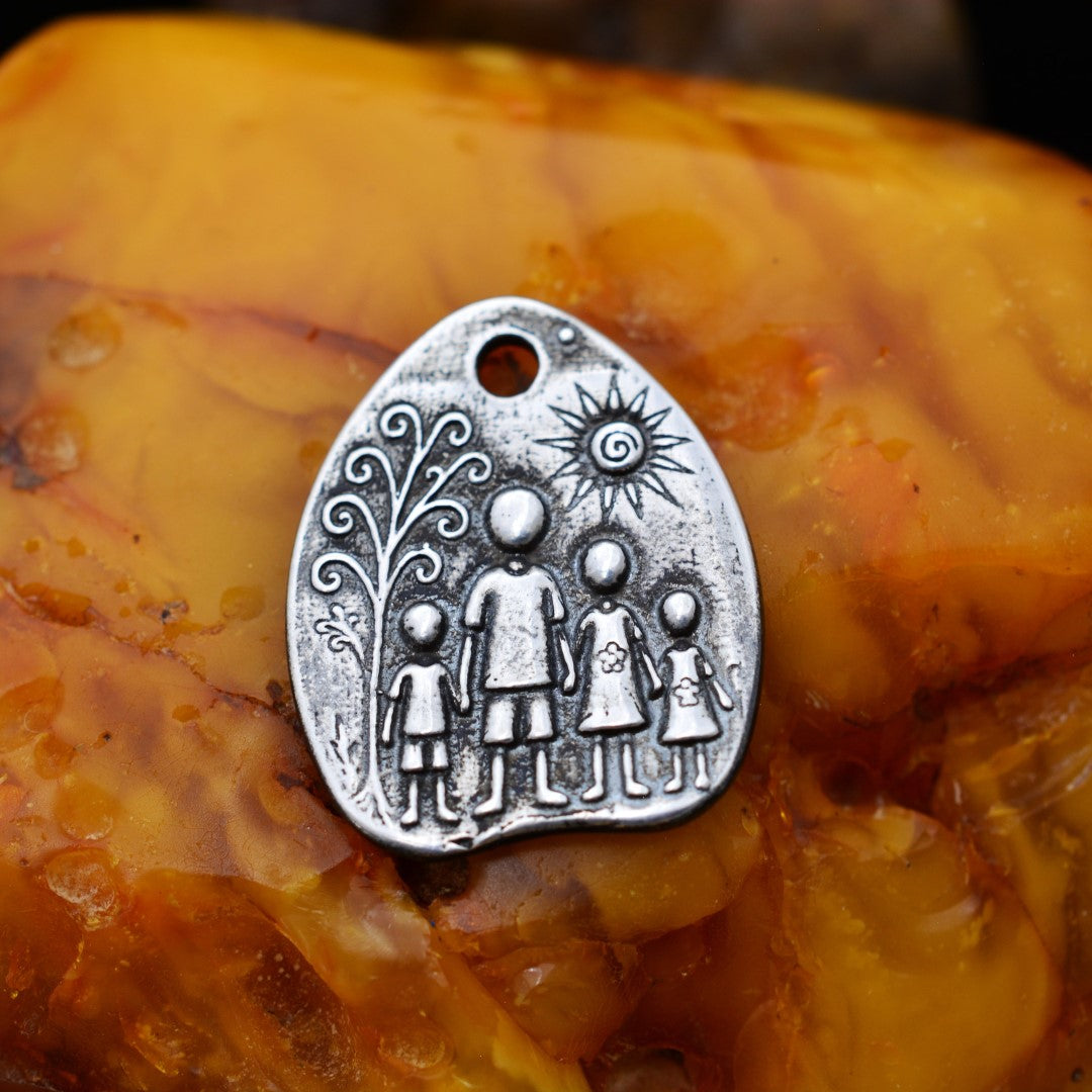 Сребърен медальон 925 „Семейство“ | Талисман за обич и закрила | Бохо рустик скулптурно бижу, ръчна изработка | Арт Дива