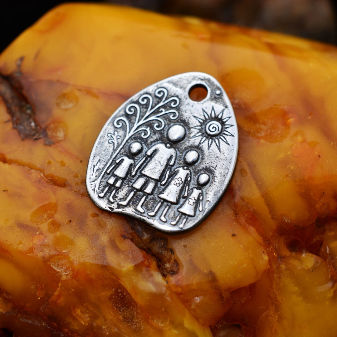 Сребърен медальон 925 „Семейство“ | Талисман за обич и закрила | Бохо рустик скулптурно бижу, ръчна изработка | Арт Дива