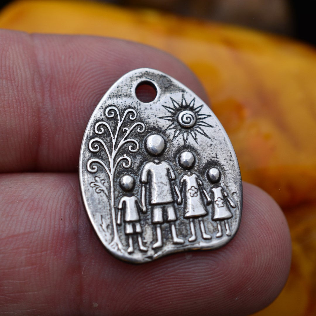 Сребърен медальон 925 „Семейство“ | Талисман за обич и закрила | Бохо рустик скулптурно бижу, ръчна изработка | Арт Дива