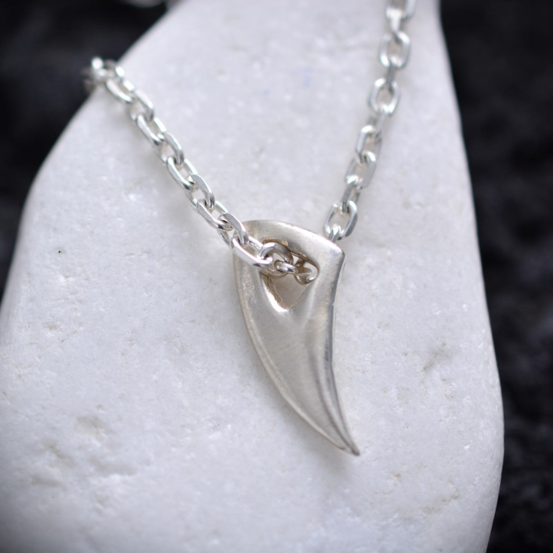 Сребърен медальон 925 „Вълчи зъб“ | Мъжки талисман за сила и защита | Ръчно полирана висулка | ArtDiva