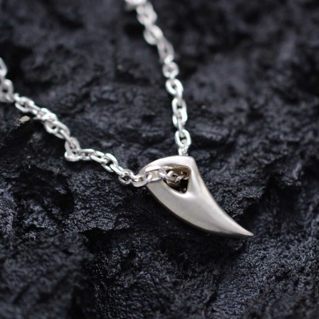 Сребърен медальон 925 „Вълчи зъб“ | Мъжки талисман за сила и защита | Ръчно полирана висулка | ArtDiva