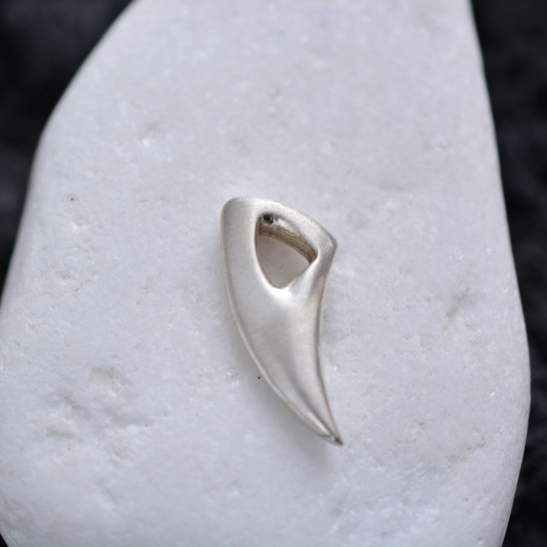 Сребърен медальон 925 „Вълчи зъб“ | Мъжки талисман за сила и защита | Ръчно полирана висулка | ArtDiva