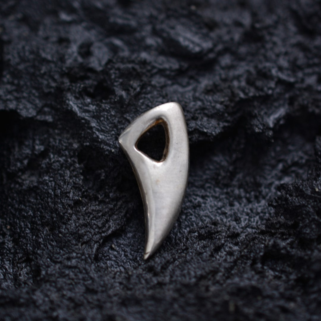 Сребърен медальон 925 „Вълчи зъб“ | Мъжки талисман за сила и защита | Ръчно полирана висулка | ArtDiva