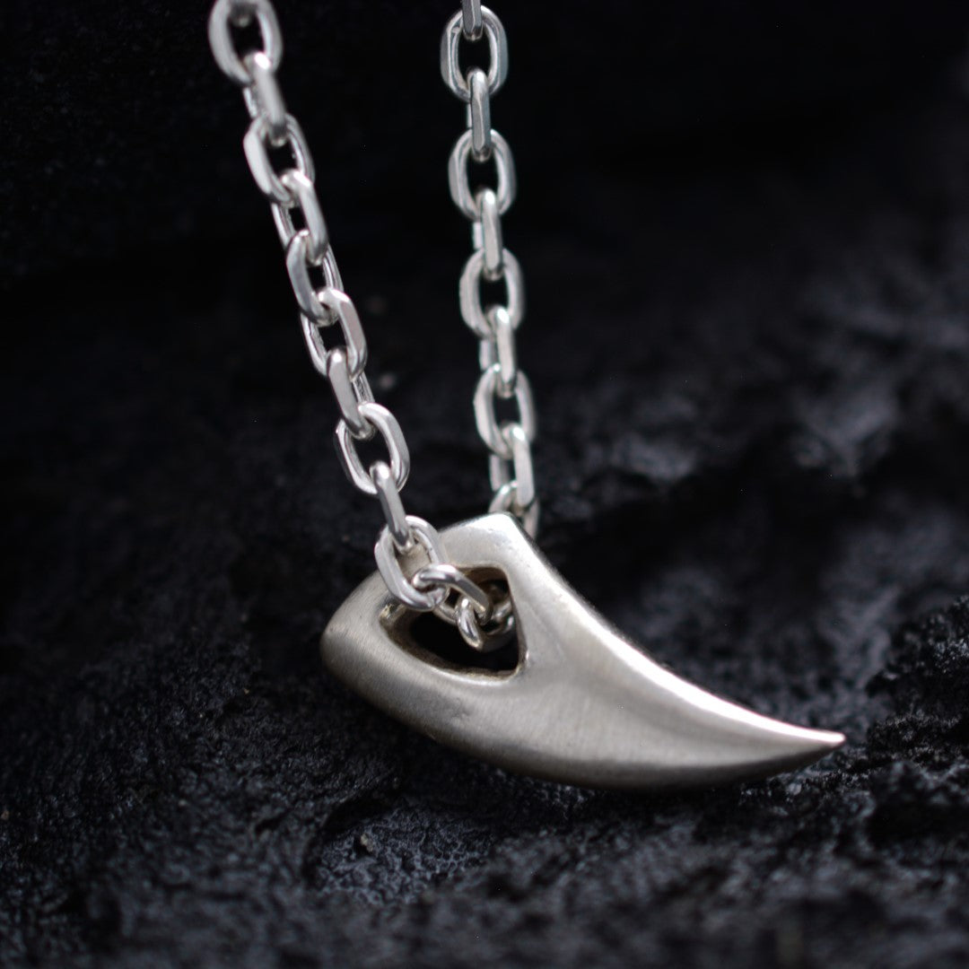 Сребърен медальон 925 „Вълчи зъб“ | Мъжки талисман за сила и защита | Ръчно полирана висулка | ArtDiva