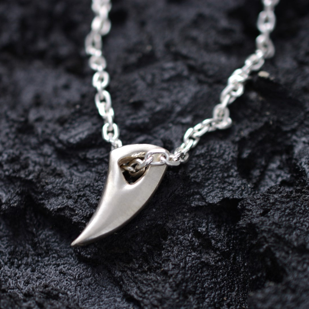 Сребърен медальон 925 „Вълчи зъб“ | Мъжки талисман за сила и защита | Ръчно полирана висулка | ArtDiva