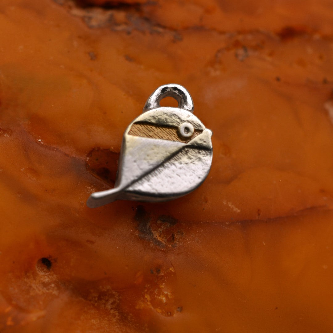 Сребърен медальон 925 „Врабченце“ – талисман за свобода, лекота и топлина | Бохо – рустик скулптурно бижу със златни акценти | Арт Дива