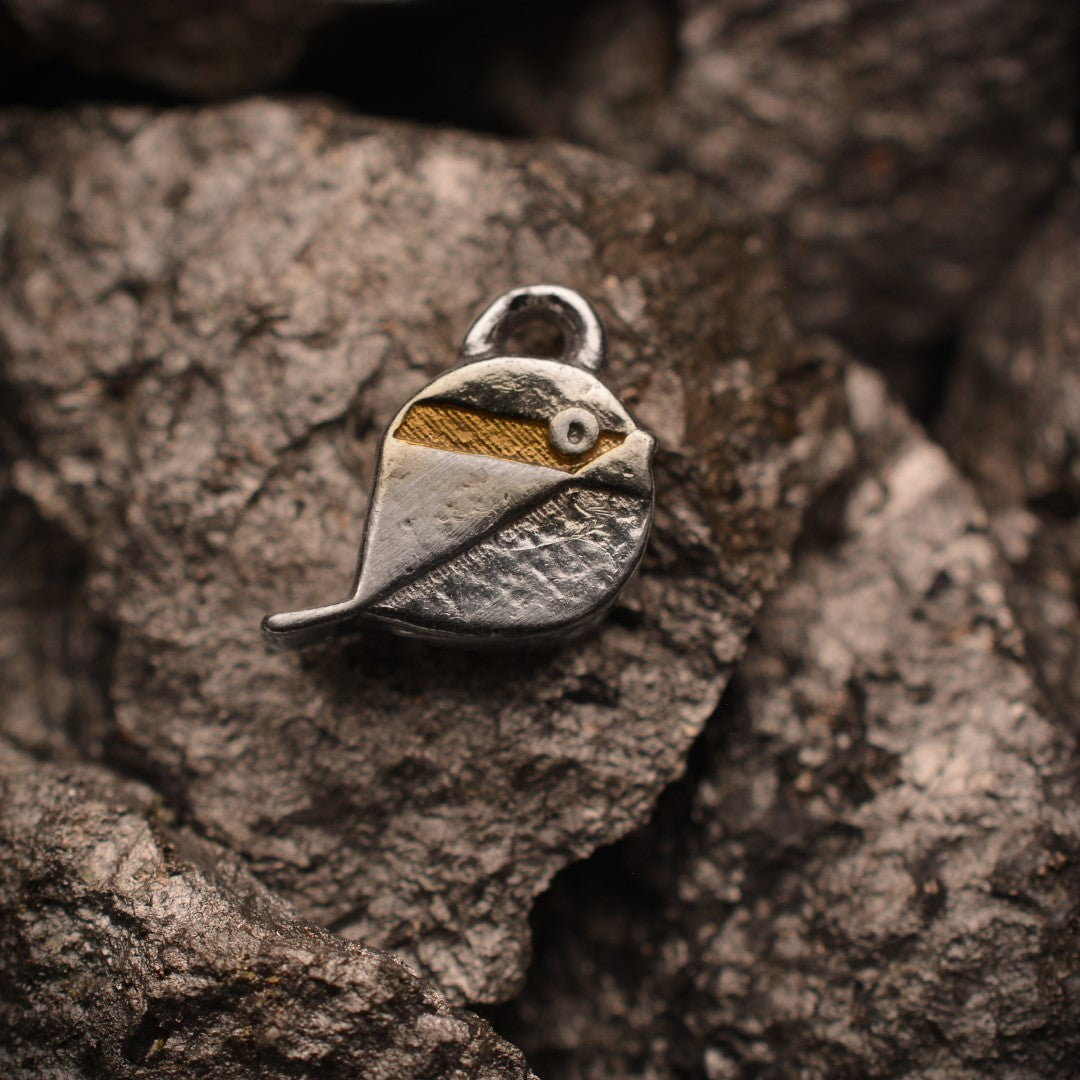 Сребърен медальон 925 „Врабченце“ – талисман за свобода, лекота и топлина | Бохо – рустик скулптурно бижу със златни акценти | Арт Дива