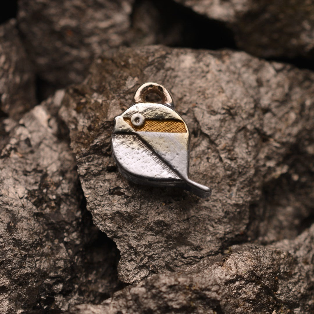Сребърен медальон 925 „Врабченце“ – талисман за свобода, лекота и топлина | Бохо – рустик скулптурно бижу със златни акценти | Арт Дива