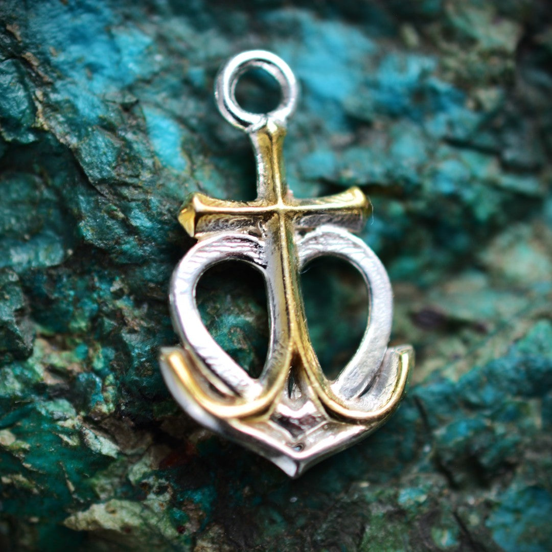 Сребърен медальон 925 „Вяра • Надежда • Любов“ със златни акценти – морски талисман | Бохо скулптурно бижу | Арт Дива