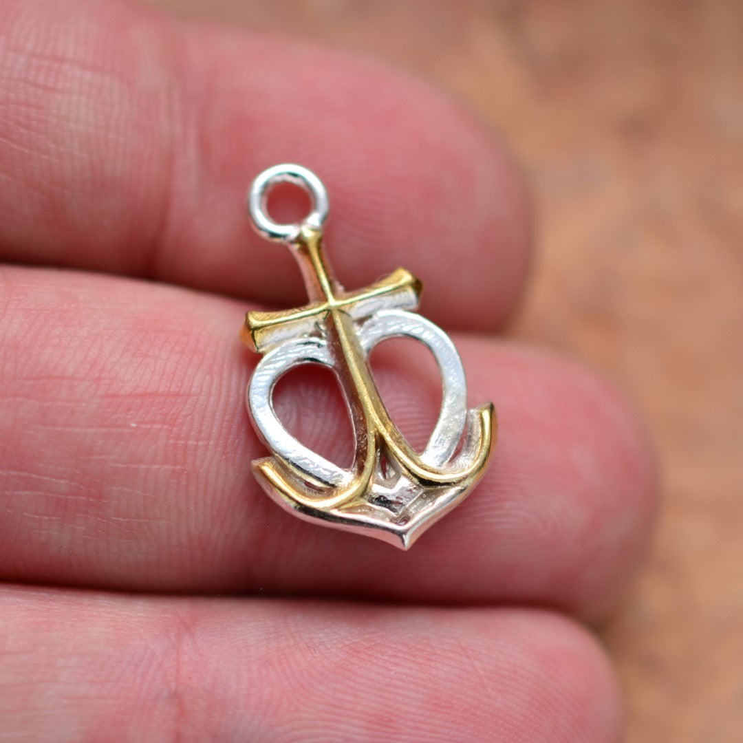 Сребърен медальон 925 „Вяра • Надежда • Любов“ със златни акценти – морски талисман | Бохо скулптурно бижу | Арт Дива