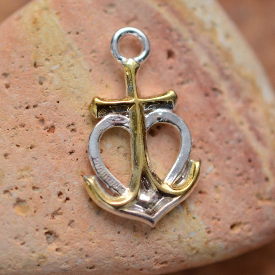 Сребърен медальон 925 „Вяра • Надежда • Любов“ със златни акценти – морски талисман | Бохо скулптурно бижу | Арт Дива